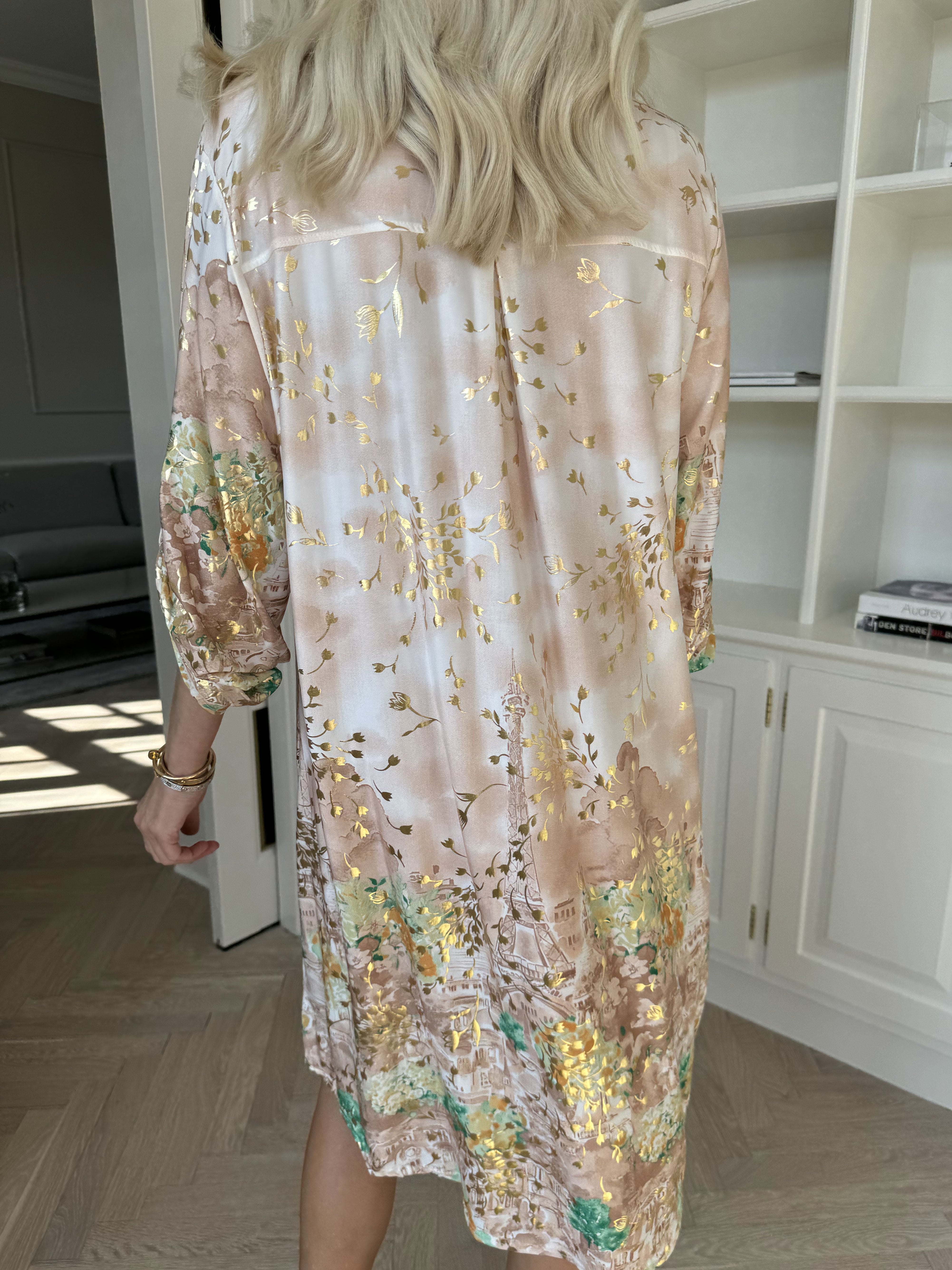 Ebba Paris Long - Elastisk mønstret kjole med guld detaljer